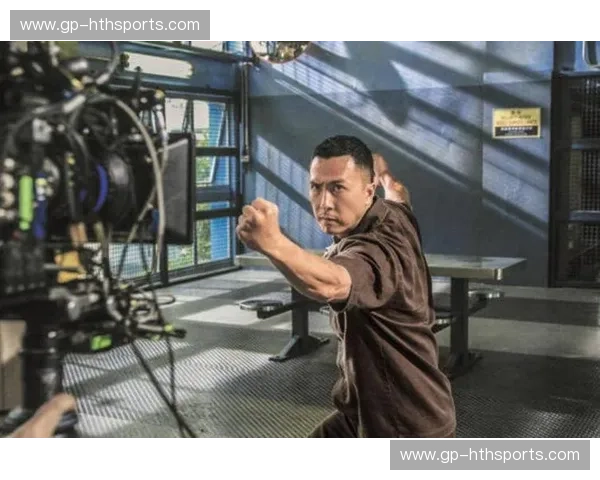 跨时空战力对决：当“功夫之神”遇上“地表最强”，甄子丹与李小龙的武学巅峰之战